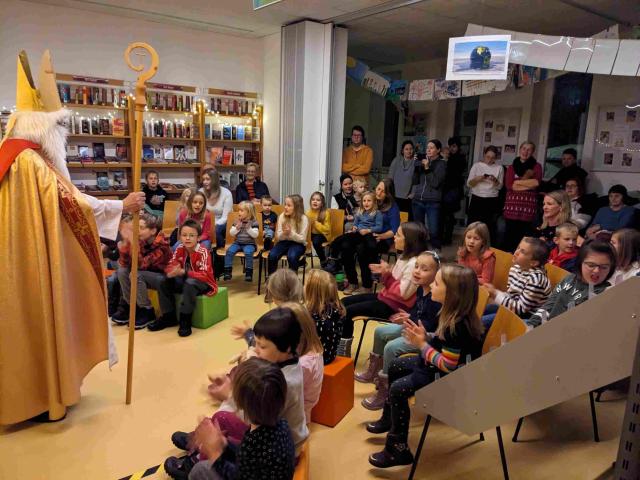 Nikolaus besucht die Bibliothek Hagenberg 2023