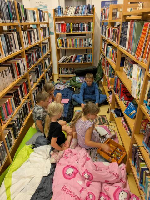 Kinder lesen und spielen
