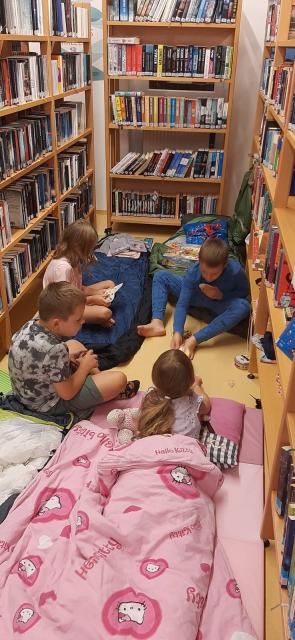 Kinder lesen und spielen