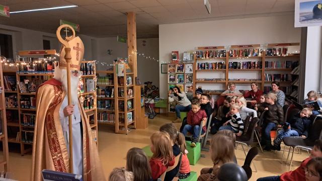 Nikolaus spricht mit den Kindern