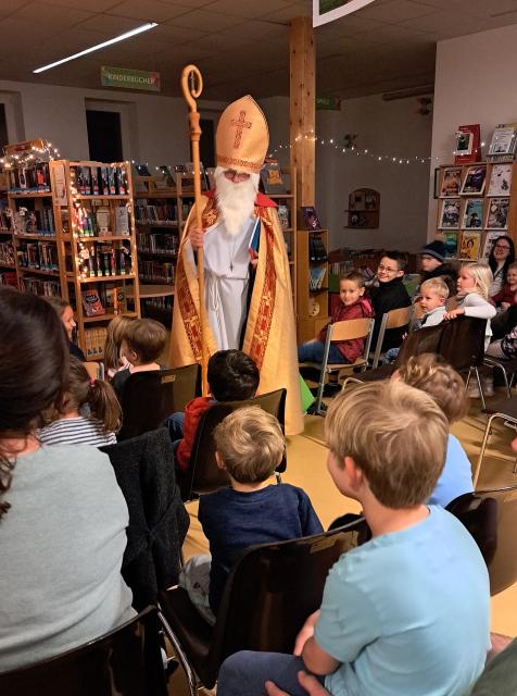 Nikolaus liest die Legende vom Kornwunder