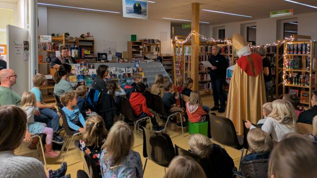 Nikolaus liest die Legende vom Kornwunder: Zeigt den Kindern Bilder im Buch