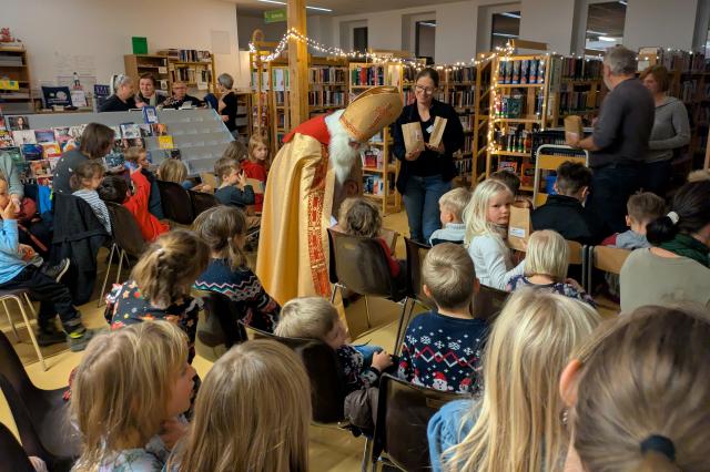 Nikolaus verteilt Geschenke an die Kinder