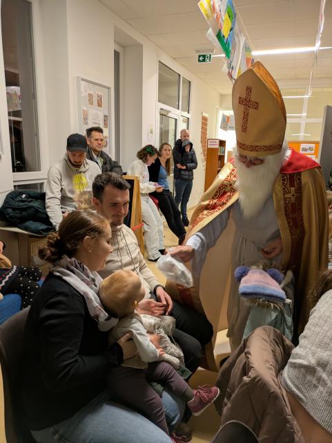 Nikolaus verteilt Geschenke an die Kinder - auch an die Kleinsten