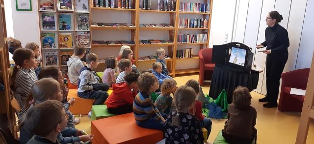 Kindergarten besucht die Bibliothek: Kinder beim Kamishibai