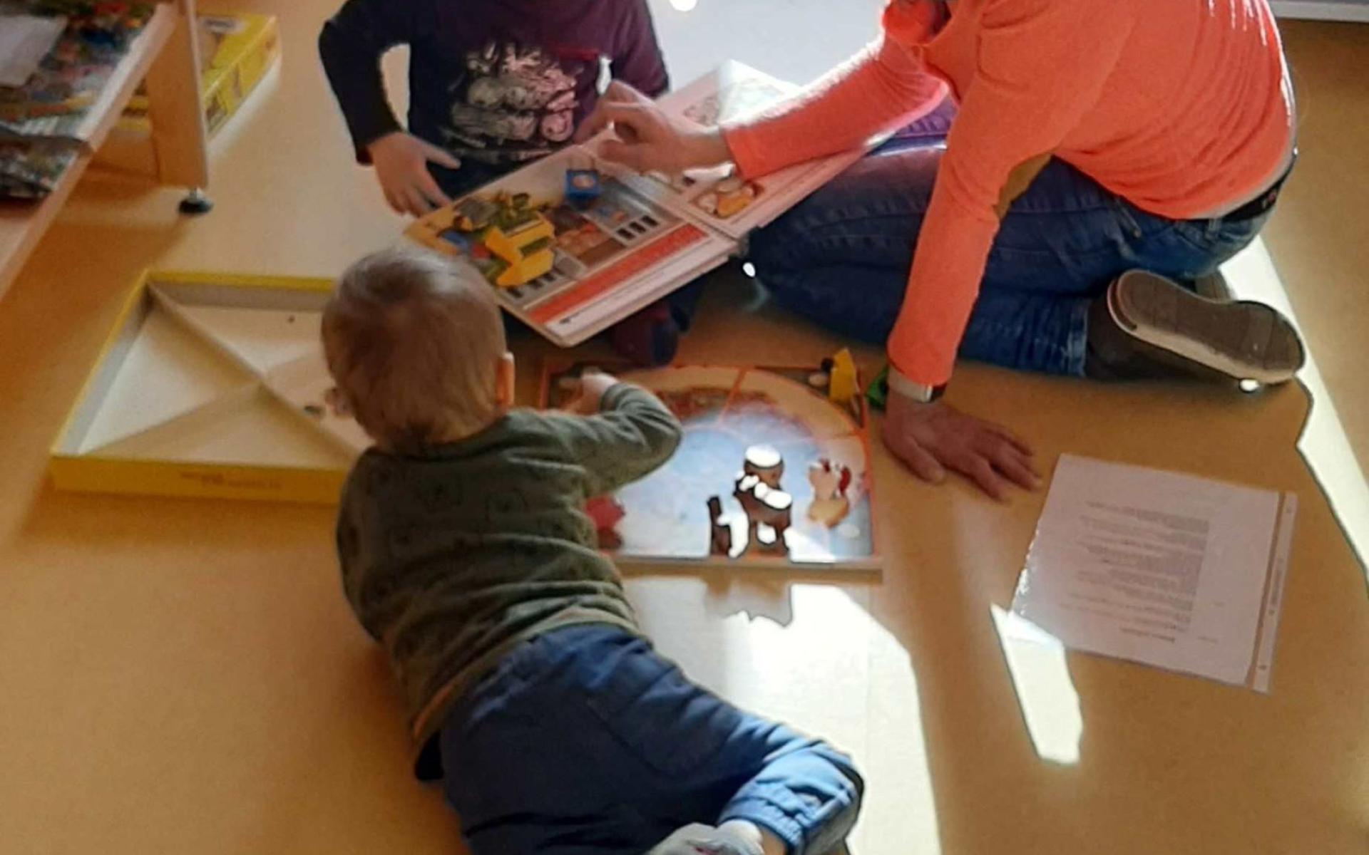 gemeinsames Spielen in der Bibliothek