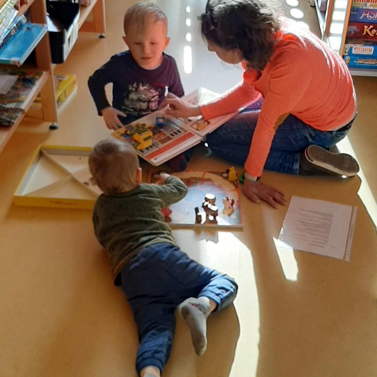 gemeinsames Spielen in der Bibliothek