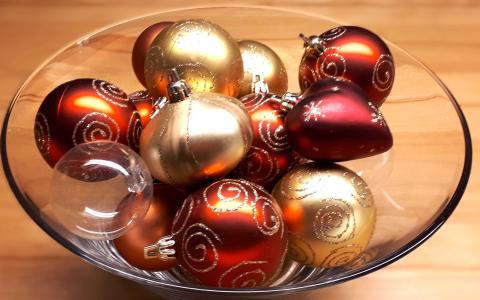 Glasschüssel mit Christbaumkugeln